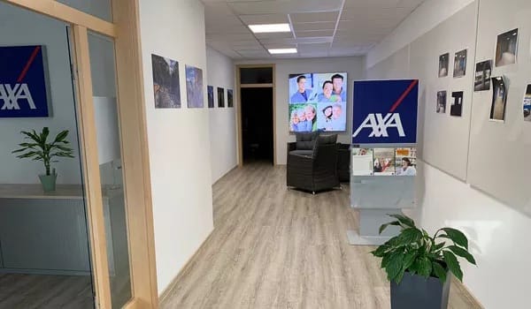 Ein Foto vom Eingangsbereich der AXA Agentur vor Ort in Friesenheim/ Oberschopfheim.