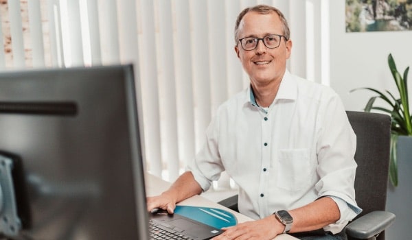 Herr Frank Mußler an seinem Arbeitsplatz in seinem Büro in Friesenheim/ Oberschopfheim