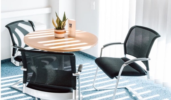 Ein Foto von der Besprechungsecke der AXA Agentur vor Ort in Friesenheim/ Oberschopfheim.