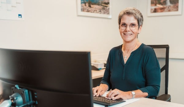 Frau Hedwig Ruh an Ihrem Arbeitsplatz, Mitarbeiterin der AXA Agentur Frank Mußler in Friesenheim/ Oberschopfheim
