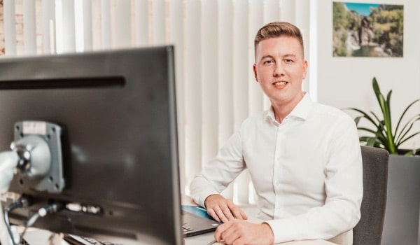 Herr Julian Richau an seinem Arbeitsplatz, Mitarbeiter der AXA Agentur Frank Mußler in Friesenheim/ Oberschopfheim